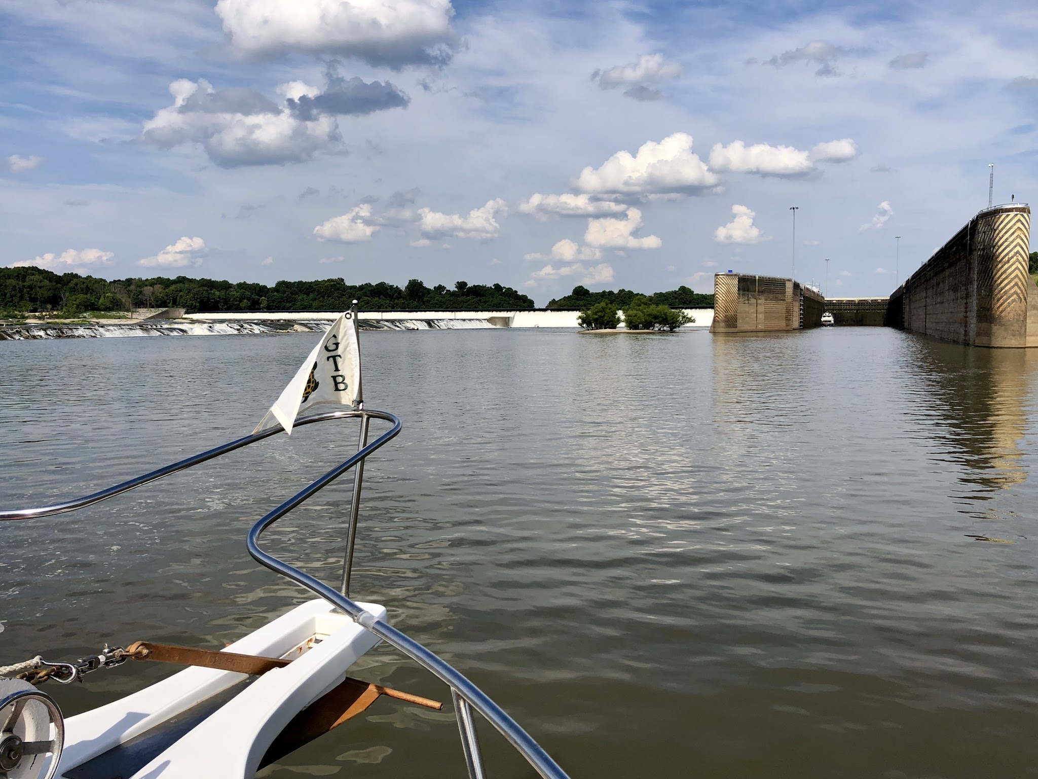 Hunky Dory approaching the open chamber of Demopolis Lock